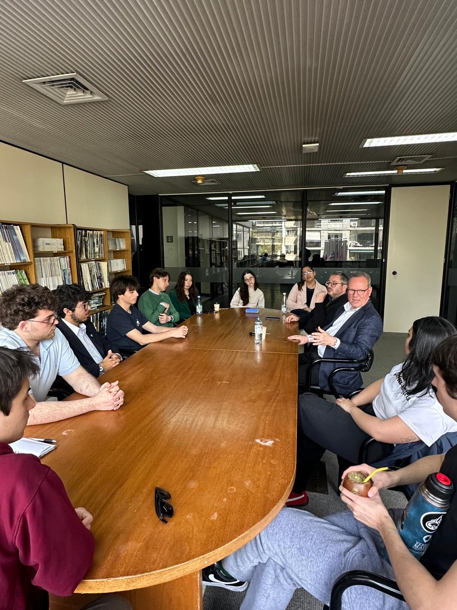 Acuerdo Unión Europea-Mercosur: Relaciones entre Argentina y Alemania 

En el marco de la visita del Dr. Hans-Dieter Holtzmann, Director de Proyecto de la <a href="/FNFreiheit/">Friedrich-Naumann-Stiftung für die Freiheit</a> en Argentina, Brasil, Paraguay y Uruguay, a la <a href="/ubeduar/">Universidad de Belgrano</a>, se reunió con   jóvenes con quienes intercambiaron