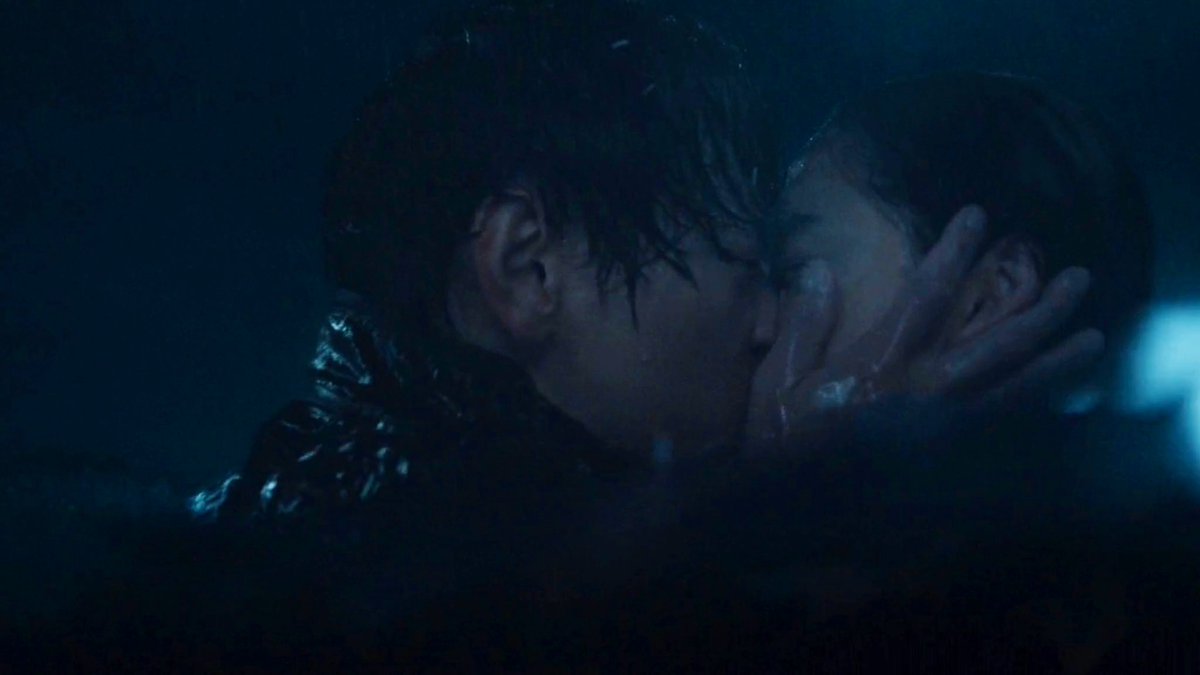 jojoobot's tweet image. the parallels 🚬

#moving #tempest