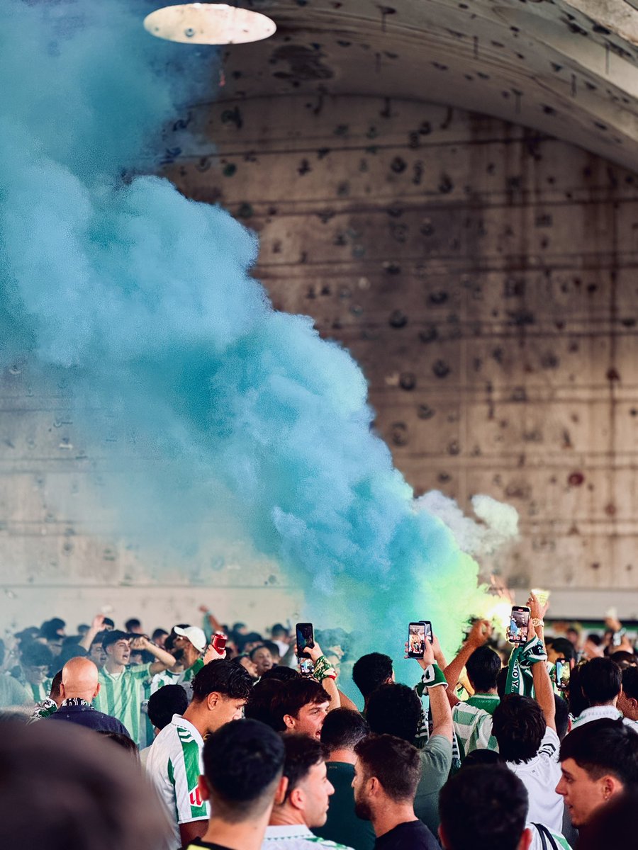 ManuelNL20's tweet photo. GOL SUR ES, UN LUGAR PURO BETIS.

DONDE DEJA LA GARGANTA, SE ANIMA, PERO SOBRE TODO NO SE DEJA SOLO AL EQUIPO NI UN MINUTO

FOTOS DE UN HUMILDE FOTÓGRAFO EN SU PRIMERA VEZ EN GOL SUR. 

PORQUE CUANDO MEZCLAS TUS DOS PASIONES, SOLO PUEDEN SALIR COSAS BONITAS.

TE QUIERO BETIS. https://t.co/zc6VK1gZHw
