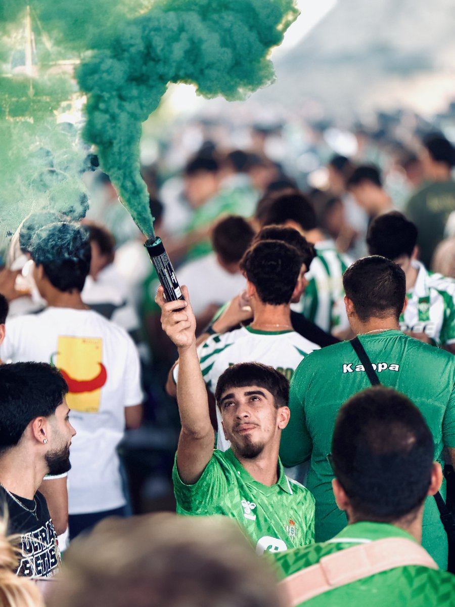 ManuelNL20's tweet photo. GOL SUR ES, UN LUGAR PURO BETIS.

DONDE DEJA LA GARGANTA, SE ANIMA, PERO SOBRE TODO NO SE DEJA SOLO AL EQUIPO NI UN MINUTO

FOTOS DE UN HUMILDE FOTÓGRAFO EN SU PRIMERA VEZ EN GOL SUR. 

PORQUE CUANDO MEZCLAS TUS DOS PASIONES, SOLO PUEDEN SALIR COSAS BONITAS.

TE QUIERO BETIS. https://t.co/zc6VK1gZHw