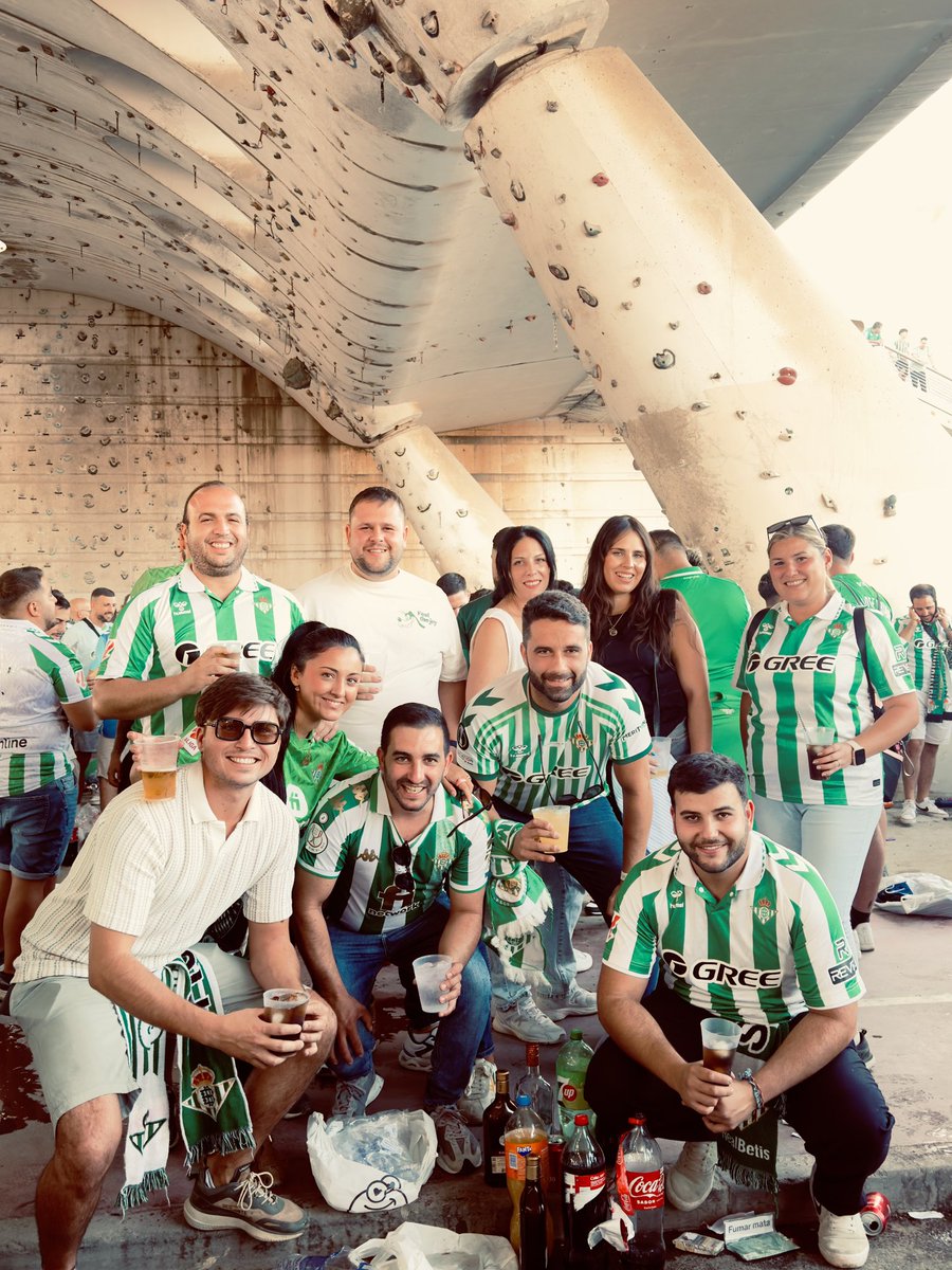 ManuelNL20's tweet photo. GOL SUR ES, UN LUGAR PURO BETIS.

DONDE DEJA LA GARGANTA, SE ANIMA, PERO SOBRE TODO NO SE DEJA SOLO AL EQUIPO NI UN MINUTO

FOTOS DE UN HUMILDE FOTÓGRAFO EN SU PRIMERA VEZ EN GOL SUR. 

PORQUE CUANDO MEZCLAS TUS DOS PASIONES, SOLO PUEDEN SALIR COSAS BONITAS.

TE QUIERO BETIS. https://t.co/zc6VK1gZHw