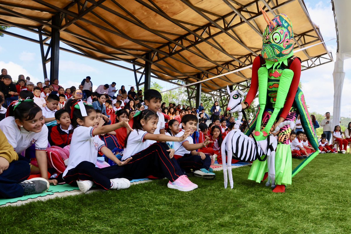 GobOax's tweet photo. DIF OAXACA REALIZA MEGA LECTURA MINUTOS PARA IMAGINAR

Desde el @parqueprimoax, la Presidenta Honoraria del @DIF_Oaxaca, @Irma_BolanosOax, encabezó la Mega Lectura #MinutosParaImaginar, donde niñas y niños de los Valles Centrales disfrutaron del cuento “La lección aprendida”, escrito por Roger Morales Martínez.

Junto a Musijugarte y Tachí el Guardián de los Derechos, se promovió el amor por los libros, la empatía y el derecho a imaginar.
