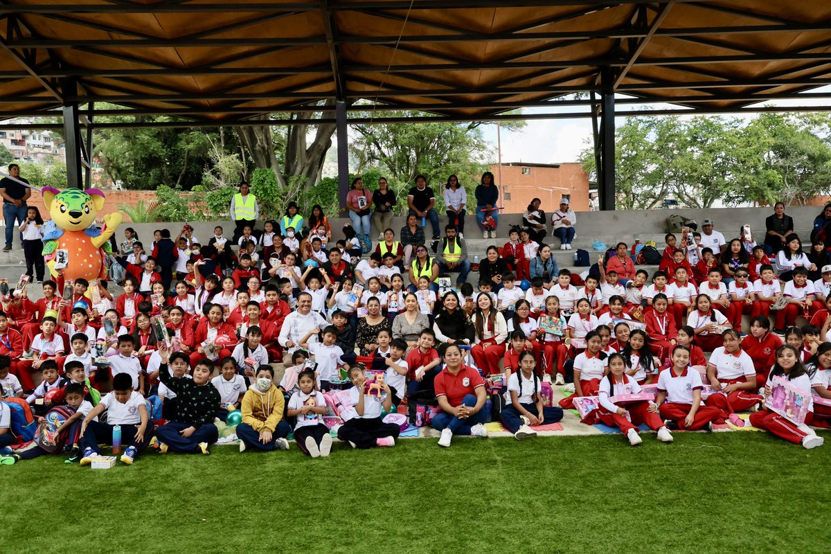 GobOax's tweet photo. DIF OAXACA REALIZA MEGA LECTURA MINUTOS PARA IMAGINAR

Desde el @parqueprimoax, la Presidenta Honoraria del @DIF_Oaxaca, @Irma_BolanosOax, encabezó la Mega Lectura #MinutosParaImaginar, donde niñas y niños de los Valles Centrales disfrutaron del cuento “La lección aprendida”, escrito por Roger Morales Martínez.

Junto a Musijugarte y Tachí el Guardián de los Derechos, se promovió el amor por los libros, la empatía y el derecho a imaginar.