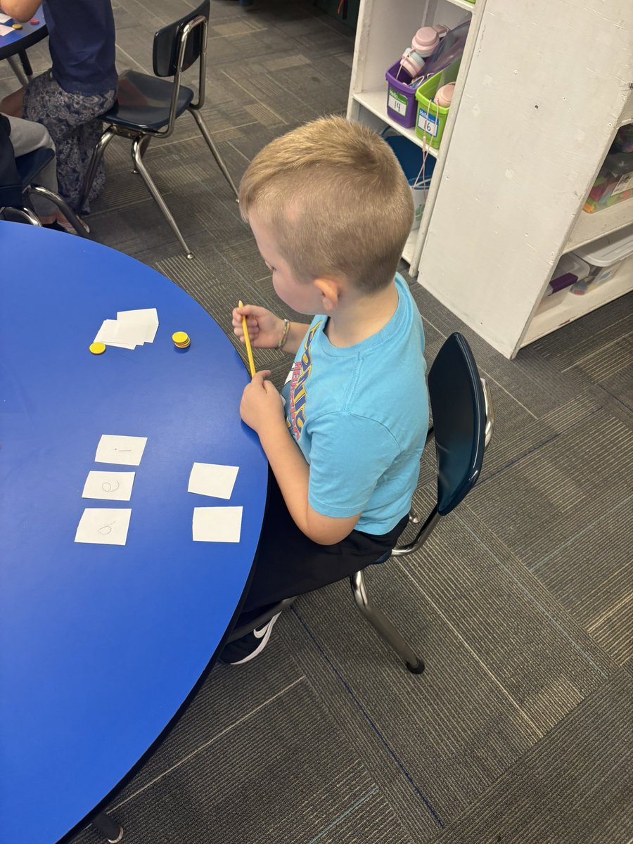PrassPaxson's tweet image. Mrs. Kremer’s first grade students unpack the learning standards and decode words! #EngagedCollaborators #ClassroomCommunity #StudentLed @KetteringSchls