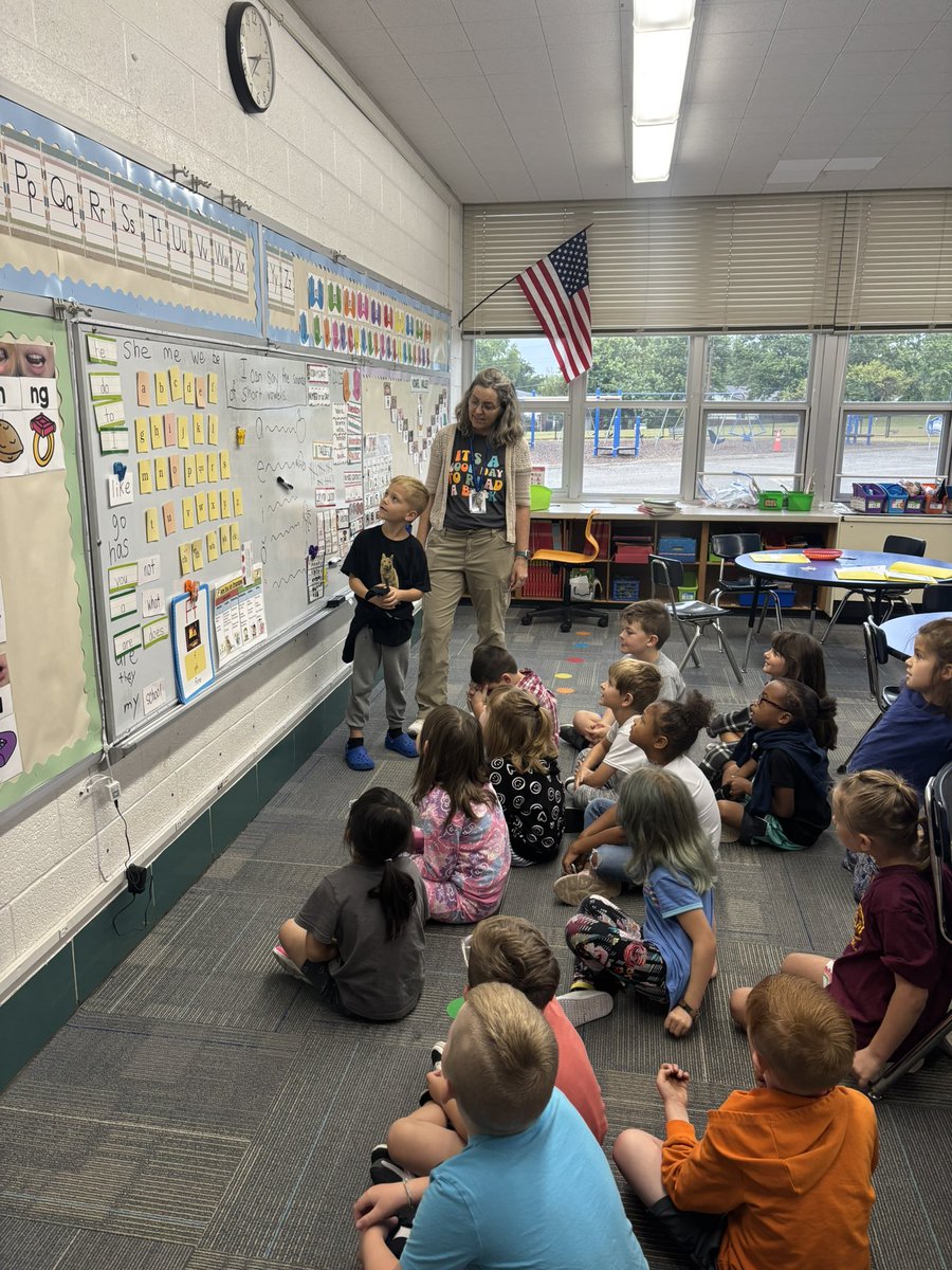 PrassPaxson's tweet image. Mrs. Kremer’s first grade students unpack the learning standards and decode words! #EngagedCollaborators #ClassroomCommunity #StudentLed @KetteringSchls