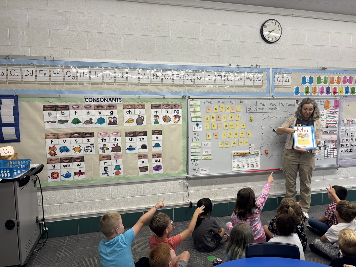 PrassPaxson's tweet image. Mrs. Kremer’s first grade students unpack the learning standards and decode words! #EngagedCollaborators #ClassroomCommunity #StudentLed @KetteringSchls