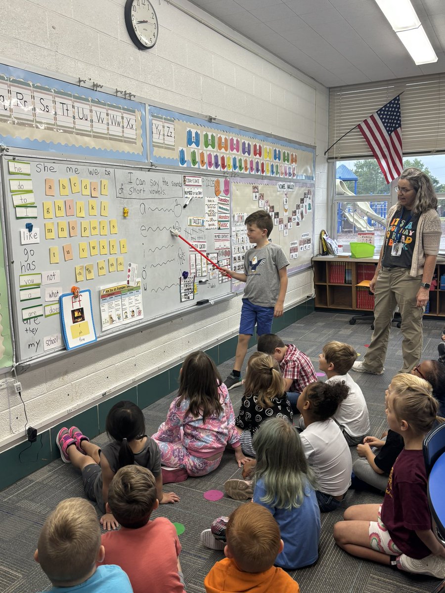 PrassPaxson's tweet image. Mrs. Kremer’s first grade students unpack the learning standards and decode words! #EngagedCollaborators #ClassroomCommunity #StudentLed @KetteringSchls