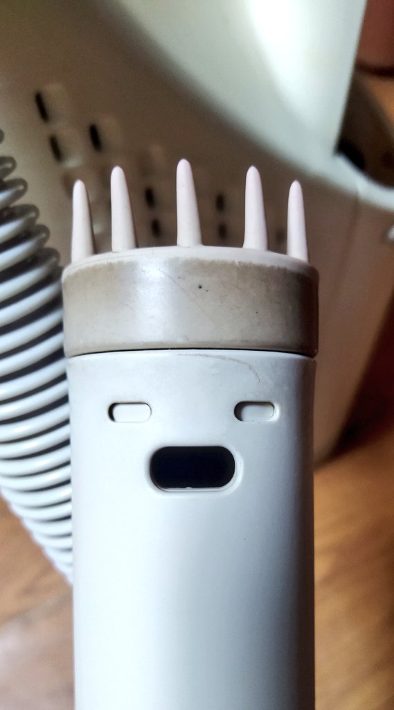 seitaisin's tweet photo. 長年使い古したダスキンモップ埃吸取り機の筒先王子🫅
何か大きなショックを受けたらしい。
嫌なものでも吸い込んだのか。。。
#ダスキン #DUSKIN #掃除の日 #モップ #掃除 #国王 #王子 #顔 #埴輪 #はにわ https://t.co/jD2oFzndGL