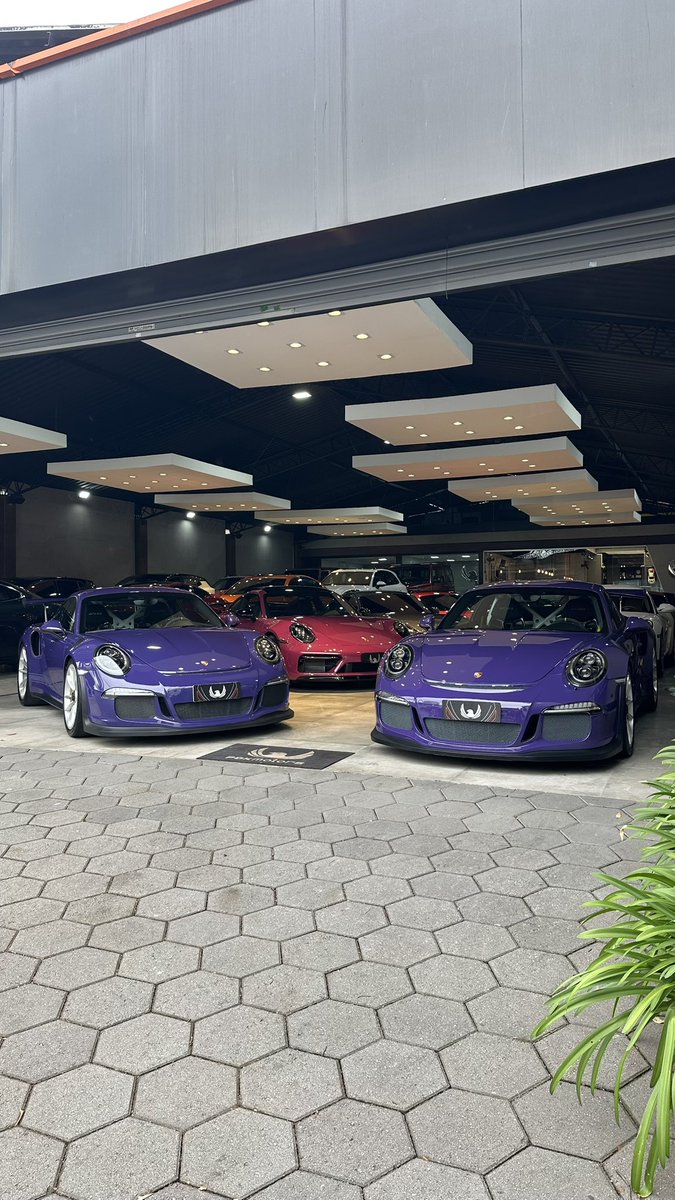 LCherubiniFOC's tweet photo. Não, você não tá vendo dobrado! Agora são DOIS 911 GT3 RS Ultraviolet no showroom da PDK Motors!

Ambos são 2016, ambos na cor Ultraviolet com roda prata e pinça amarela, ambos com roll-cage branca e banco concha, e ambos podem ser seu! Só abrir a mão! 👀 https://t.co/Fm9QNOsAhB