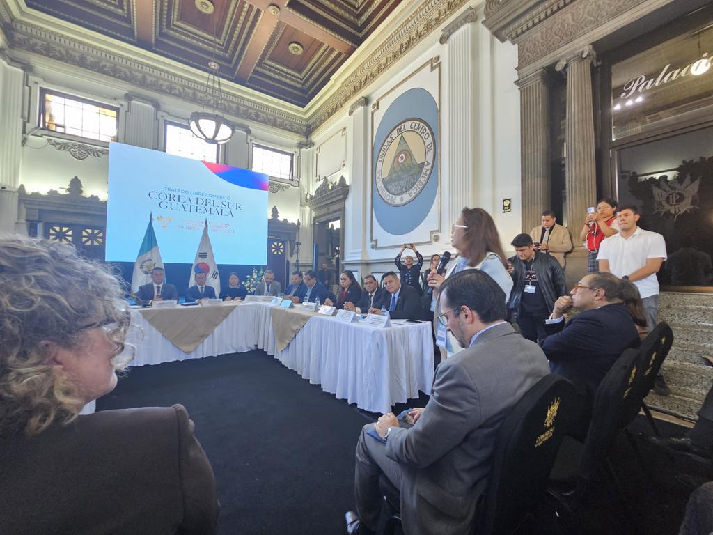 🇰🇷🤝🇬🇹CENCIT participó en la reunión  de la Comisión de Economía y Comercio Exterior del Congreso  para la firma del Dictamen Favorable a Adhesión al TLC con Corea
<a href="/AsazguaGT/">Asociación de Azucareros de Guatemala</a> <a href="/AGEXPORTGT/">AGEXPORT</a> <a href="/CamagroGuate/">Cámara del Agro</a> <a href="/CamComercioGT/">Cámara de Comercio de Guatemala</a> <a href="/CamFinanzasGT/">Cámara de Finanzas Guatemala</a> <a href="/industriaguate/">Cámara de Industria de Guatemala</a> <a href="/CafedeGuatemala/">Anacafé</a> <a href="/VestexGuatemala/">Vestex Guatemala</a>