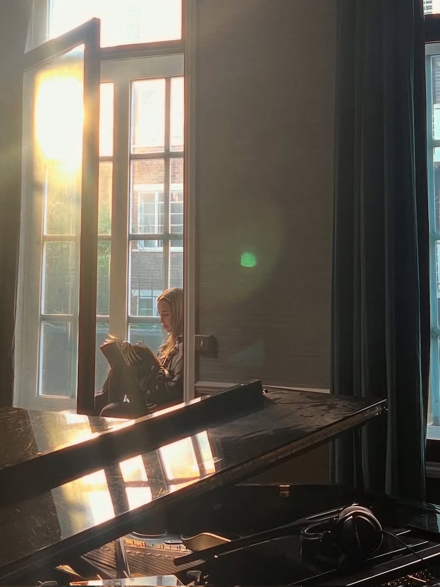 emgot88's tweet photo. #GoodReaders📖 
(Emilia on the set of #NextLife) https://t.co/mjgEEvvSOZ
