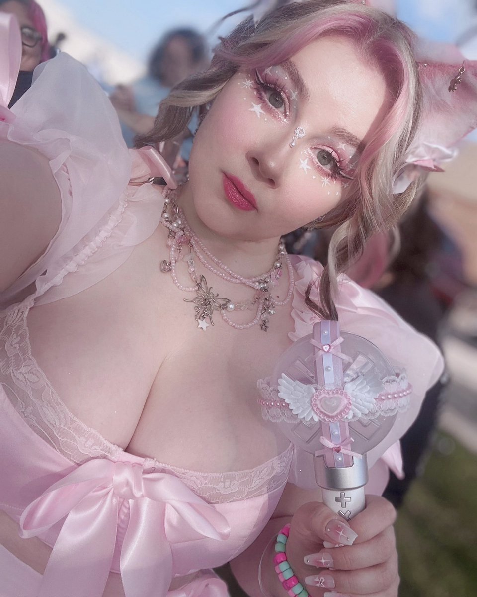 awwbabydoll's tweet image. yeonjun blew me a kiss and i’ll never shut up about it 💕 #ACT_TOMORROW_IN_Rosemont #ACT_TOMORROW #TXT_IN_ROSEMONT