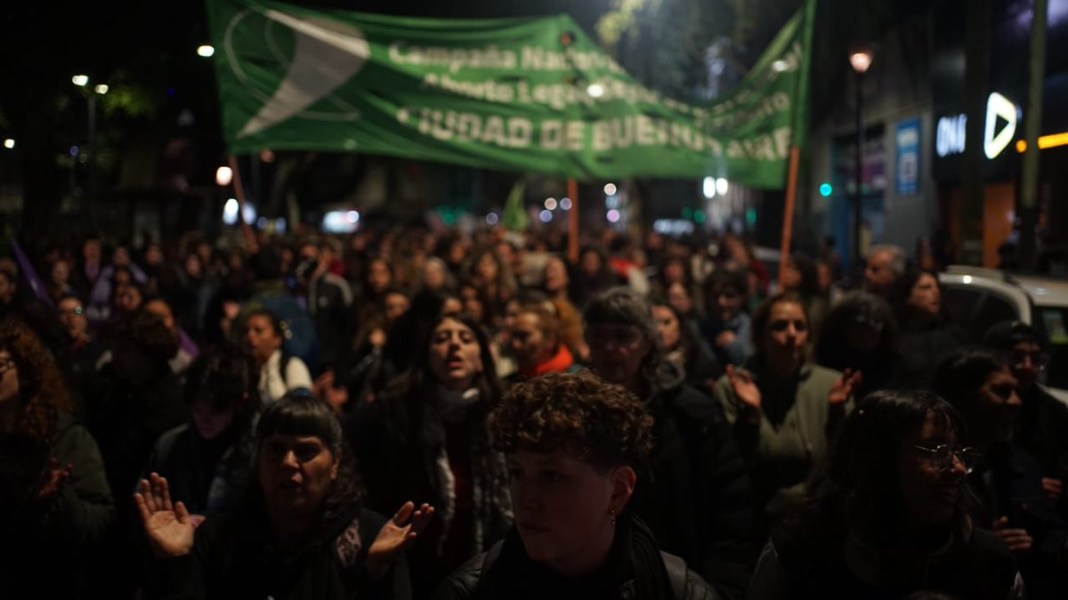 PTSarg's tweet photo. ✊🏼💜 #NiUnaMenos ¡Justicia por Brenda, Lara y Morena! 

Ahora, gran concentración en Plaza Flores reclamando justicia por las pibas.

Acompañan @myriambregman y @andreadatri, junto a referentes feministas. https://t.co/sVQYoyfP6c