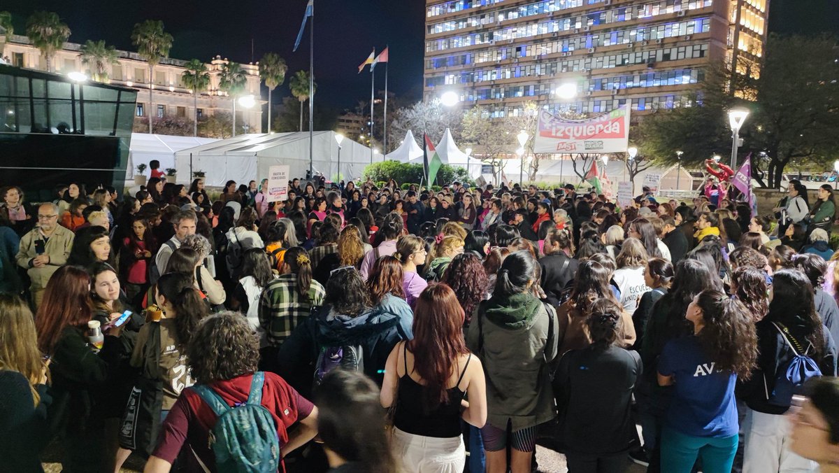 La pobreza y el narcotráfico agravan la vulnerabilidad de las mujeres, niñas y adolescentes. NO justifican sus asesinatos. 
No hay buenas o malas víctimas, hay #femicidios y un presidente que lo niega.

#AcaEstamos por Morena, Brenda y Lara. Por todas las que faltan 
#NiUnaMenos