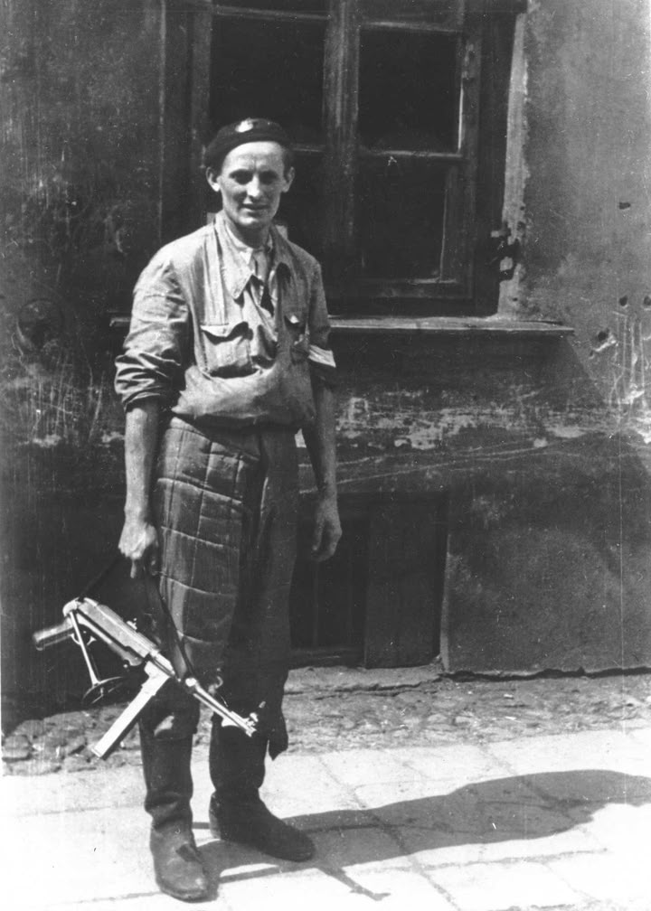 WW2Facts's tweet image. Polish resistance fighter Roman Marchel posing with a captured MP 40 submachine gun during the Warsaw Uprising on Ciepla Street in Warsaw, Poland, on August 20, 1944.

#HIstory #WWII