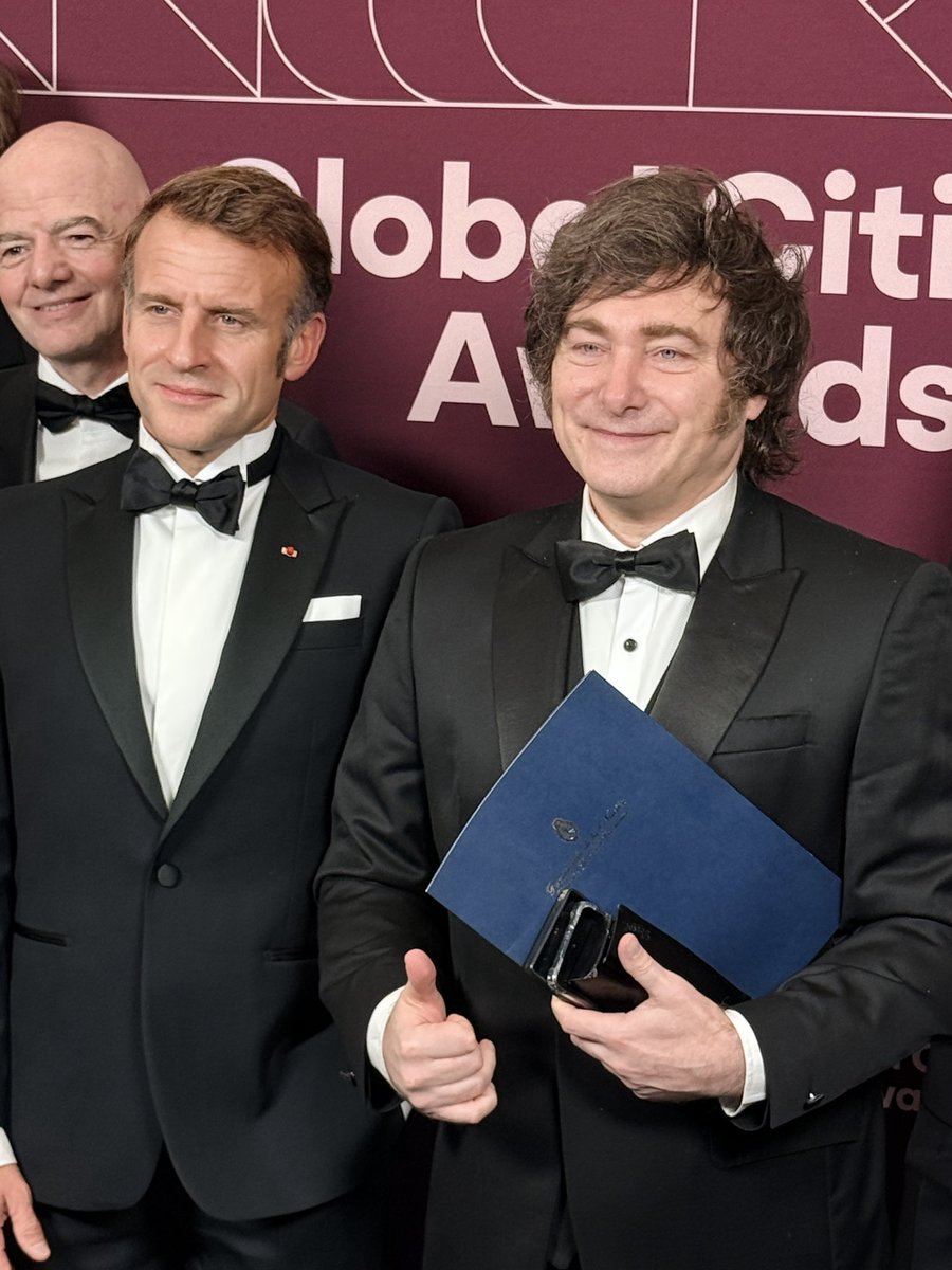 GLecointe's tweet photo. Rencontre entre le président de la république Emmanuel Macron et son homologue argentin Javier Milei à la 
Remise du prix « Atlantic Council Global Citizen Awards » à New York. @Elysee @EmmanuelMacron https://t.co/gI59Sn4xZL