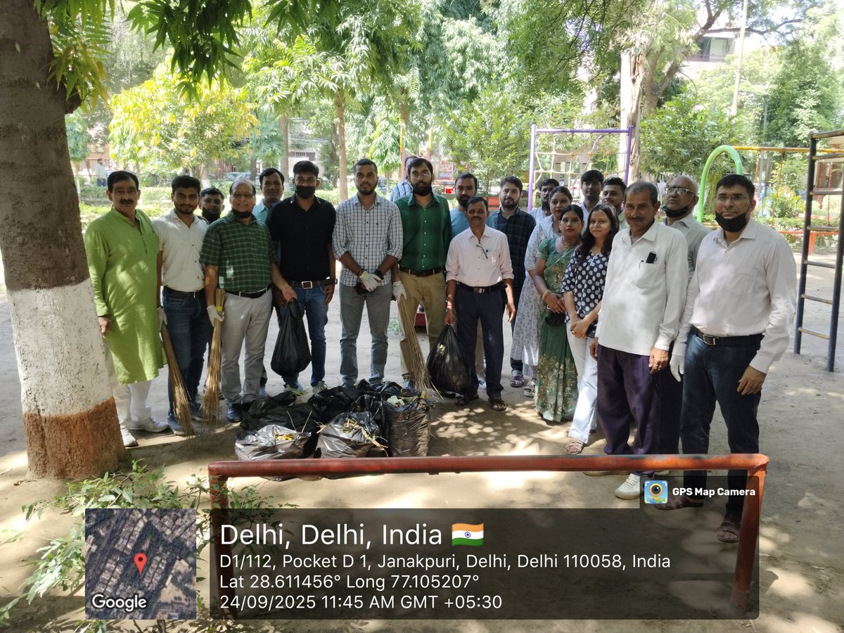 CentralSanskrit's tweet image. @CentralSanskrit
में #स्वच्छतोत्सव के तहत सामुदायिक सेवा स्वच्छता कार्यक्रम का आयोजन सार्वजनिक उद्यान (पार्क), जनकपुरी, डी-1 में किया गया। @SwachhBharatGov, @MoHUA_India, @MoJSDDWS, @EBSB_Edumin, @EduMinOfIndia
@shrivarakhedi
 #SHS2025 #SwachhataHiSeva2025 #Swachhotsav #EBSB