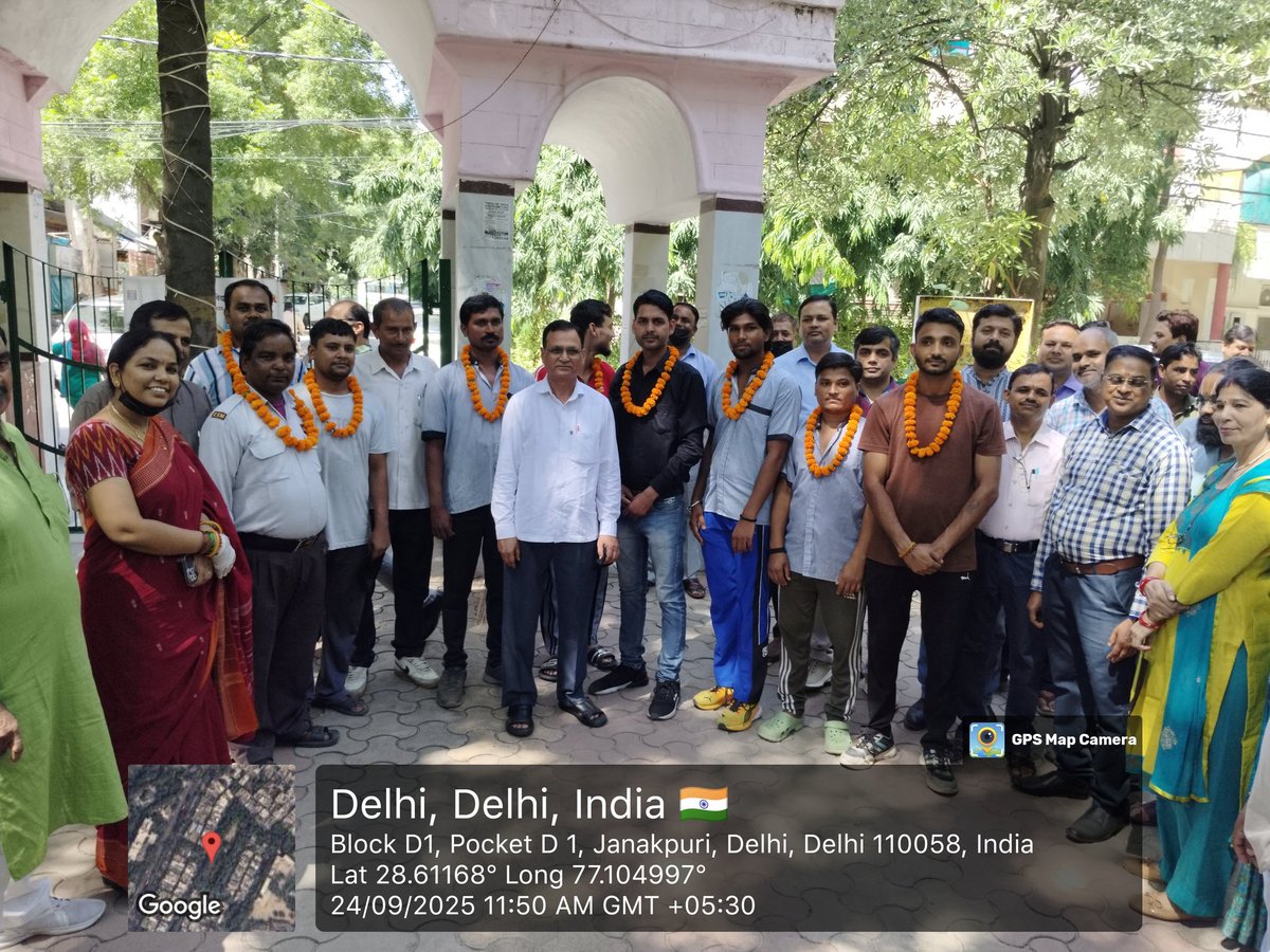 CentralSanskrit's tweet image. @CentralSanskrit
में #स्वच्छतोत्सव के तहत सामुदायिक सेवा स्वच्छता कार्यक्रम का आयोजन सार्वजनिक उद्यान (पार्क), जनकपुरी, डी-1 में किया गया। @SwachhBharatGov, @MoHUA_India, @MoJSDDWS, @EBSB_Edumin, @EduMinOfIndia
@shrivarakhedi
 #SHS2025 #SwachhataHiSeva2025 #Swachhotsav #EBSB