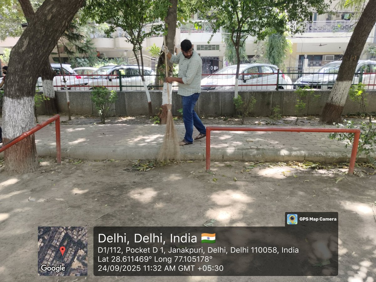 CentralSanskrit's tweet image. @CentralSanskrit
में #स्वच्छतोत्सव के तहत सामुदायिक सेवा स्वच्छता कार्यक्रम का आयोजन सार्वजनिक उद्यान (पार्क), जनकपुरी, डी-1 में किया गया। @SwachhBharatGov, @MoHUA_India, @MoJSDDWS, @EBSB_Edumin, @EduMinOfIndia
@shrivarakhedi
 #SHS2025 #SwachhataHiSeva2025 #Swachhotsav #EBSB