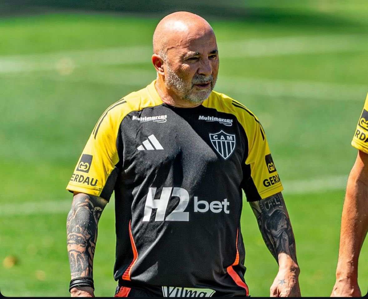 Arcebispo13's tweet image. RESPEITEM O TECNICO QUE TEM CORAGEM...

DE BARRAR QQ UM E COLOCAR QUEM ESTAVA ESCANTEADO,

POR ISSO A MASSA QUERIA O SAMPAOLI,  

É RISCO TOTAL..... ARRISCA TUDO 

É O GALO PORRRA

CHUPA ITATIAIA....