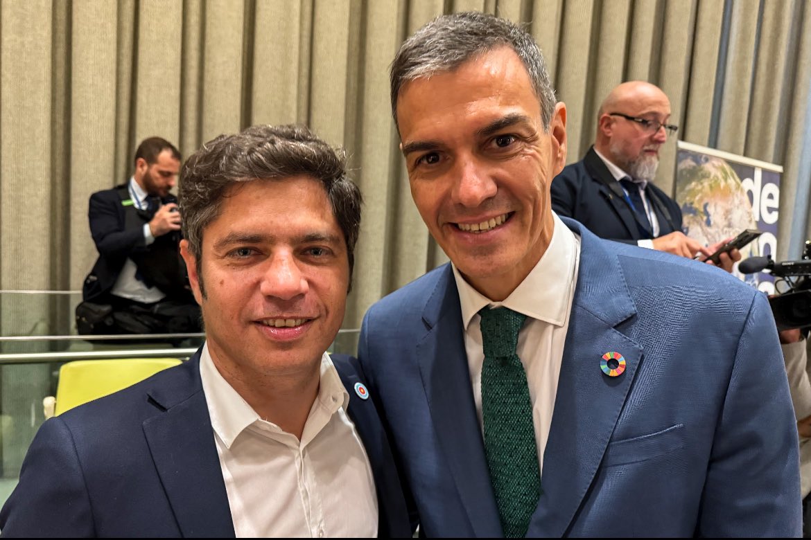 BelenBartoli's tweet image. Llegan las fotos de Kicillof en la cumbre paralela a la ONU, “Democracia siempre" en Nueva York. Con Lula Da Silva (Brasil), Borich (Chile), Pedro Sánchez (España) y Yamandú Orsi (Uruguay). En su disertación hizo mención a la ex presidenta CFK, y también a la elección ganada en…