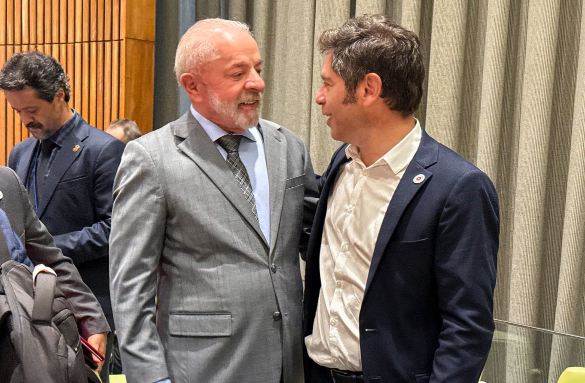 BelenBartoli's tweet image. Llegan las fotos de Kicillof en la cumbre paralela a la ONU, “Democracia siempre" en Nueva York. Con Lula Da Silva (Brasil), Borich (Chile), Pedro Sánchez (España) y Yamandú Orsi (Uruguay). En su disertación hizo mención a la ex presidenta CFK, y también a la elección ganada en…