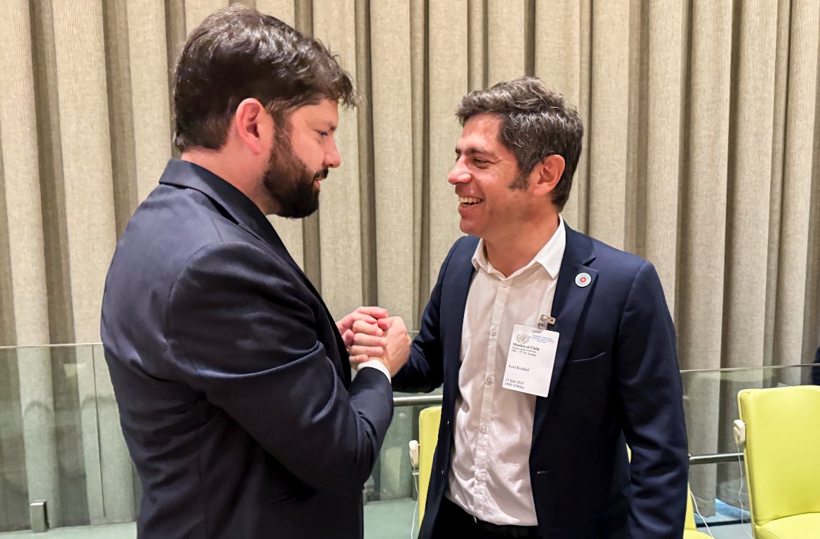 BelenBartoli's tweet image. Llegan las fotos de Kicillof en la cumbre paralela a la ONU, “Democracia siempre" en Nueva York. Con Lula Da Silva (Brasil), Borich (Chile), Pedro Sánchez (España) y Yamandú Orsi (Uruguay). En su disertación hizo mención a la ex presidenta CFK, y también a la elección ganada en…