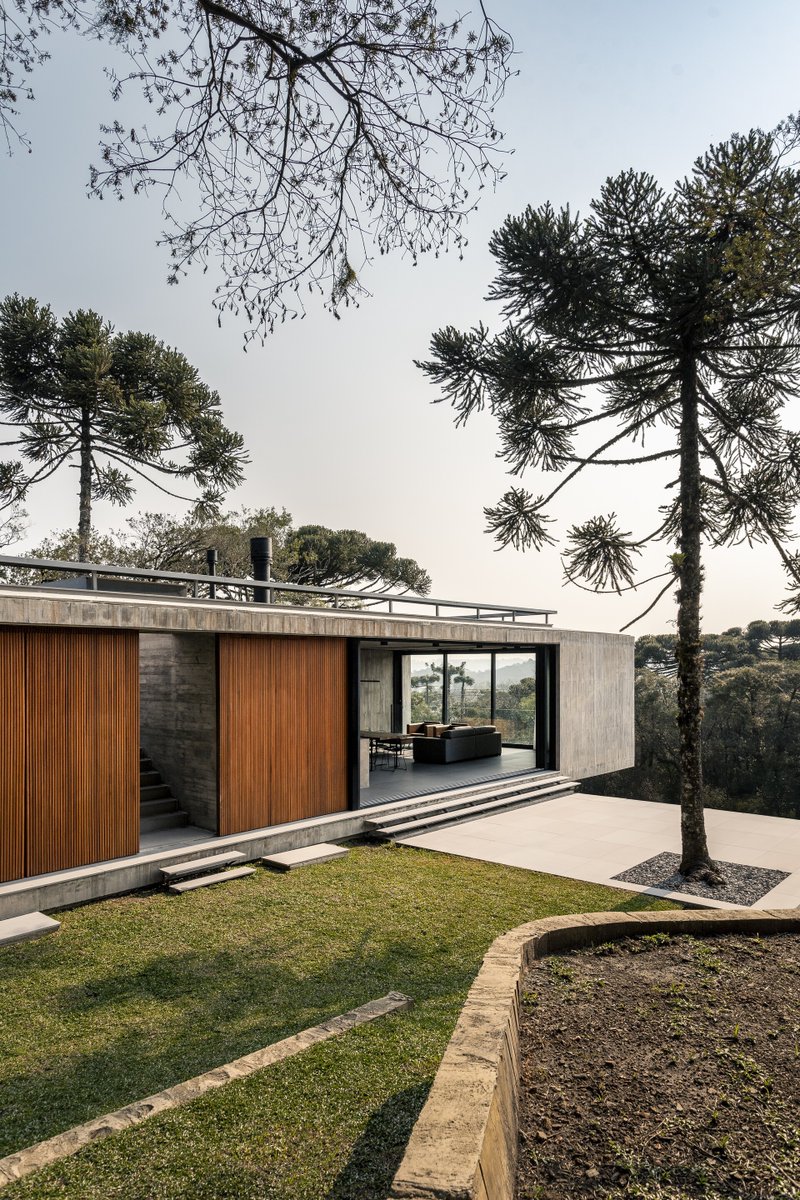 Altos House places a concrete volume at the top of a sloped site, opening views to the landscape while freeing space below for outdoor living.

📍Canela, Brazil
 
Project by: OSPA Arquitetura &amp; Urbanismo
Details: hubs.la/Q03KN53k0