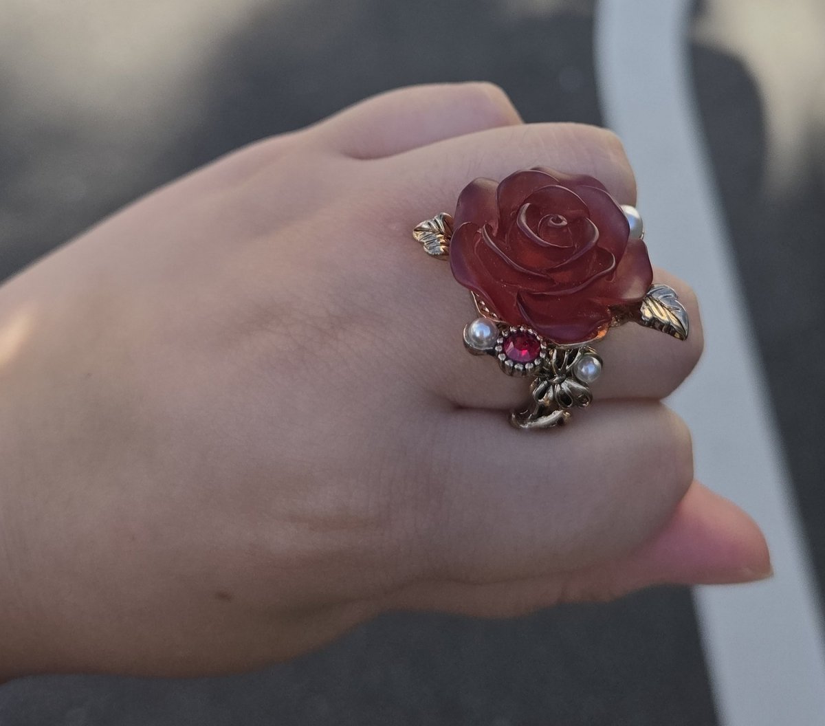 抜歯は怖がってなかったくせして顎痛すぎて口開くの怖くて抜糸に向かうのに防御するかのようにゴツイ指輪付けてる