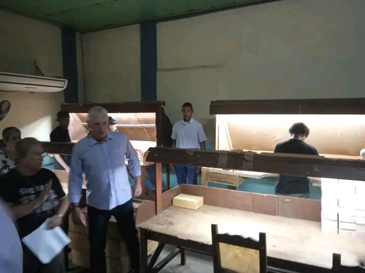 🇨🇺 El mandatario también visitó la Empresa Filial de Tabaco Torcido "el habanero" en Güira de Melena, donde intercambió con el colectivo y se interesó por el sistema de pago implementado, la estimulación en el centro que produce tabacos habanos para exportación.
❤️🇨🇺❤️🇨🇺❤️🇨🇺❤️
