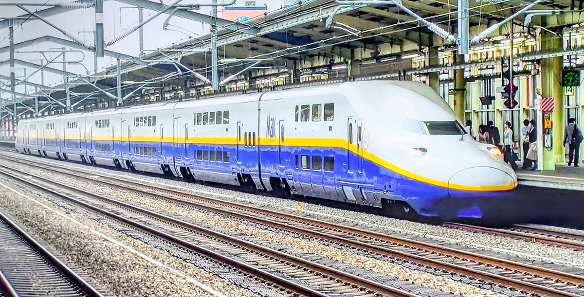 ragio89488423's tweet image. ■迫力ありMax
（平成24年）

#E4 Maxは1編成8両で、2編成連結した際の定員は1,634人で世界最大です✨
大きな壁が連なる様子は迫力があります🚄

北に延伸する東北新幹線ではスピードアップが求められ、最高速度が240キロのE4系は僅か8年で撤退し #上越新幹線 で令和3年まで活躍しました。…