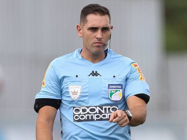 newscolina's tweet photo. Pode dar a ele o título de pior arbitragem do Brasileirão 2025 👍

João Vitor Gobi, HORRÍVEL. https://t.co/N2ClQay6jK