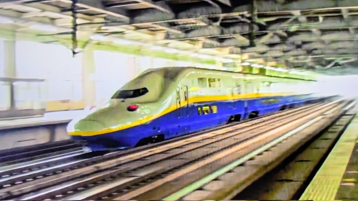 ragio89488423's tweet image. ■迫力ありMax
（平成24年）

#E4 Maxは1編成8両で、2編成連結した際の定員は1,634人で世界最大です✨
大きな壁が連なる様子は迫力があります🚄

北に延伸する東北新幹線ではスピードアップが求められ、最高速度が240キロのE4系は僅か8年で撤退し #上越新幹線 で令和3年まで活躍しました。…