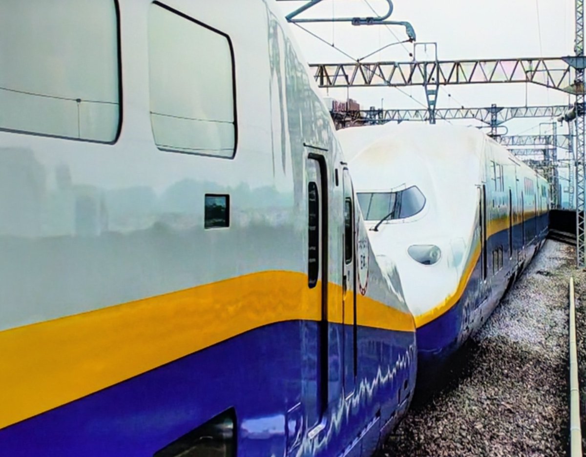 ragio89488423's tweet image. ■迫力ありMax
（平成24年）

#E4 Maxは1編成8両で、2編成連結した際の定員は1,634人で世界最大です✨
大きな壁が連なる様子は迫力があります🚄

北に延伸する東北新幹線ではスピードアップが求められ、最高速度が240キロのE4系は僅か8年で撤退し #上越新幹線 で令和3年まで活躍しました。…