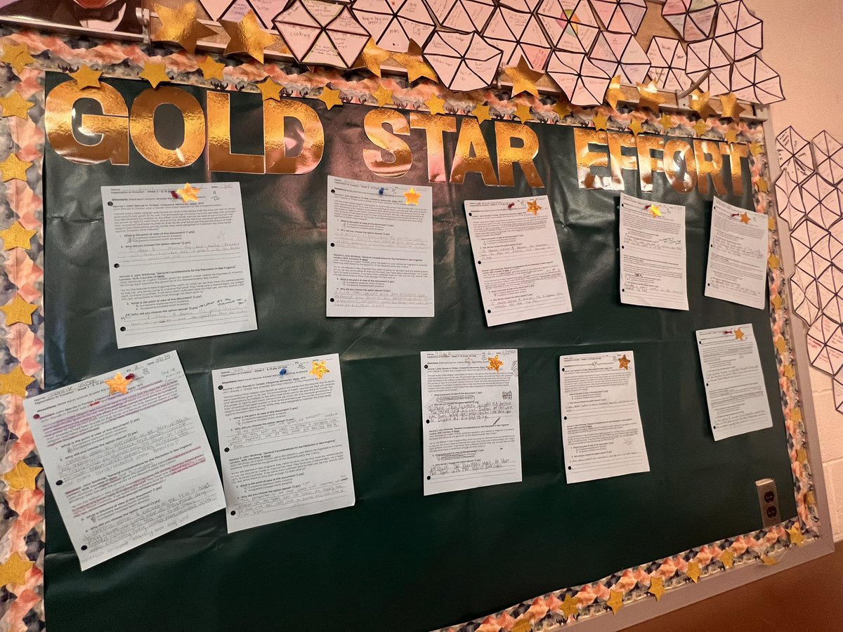 mcpsEDUCATOR's tweet image. Winning Wednesday!⭐️⭐️⭐️⭐️⭐️
Ms. Hoffman highlighted & displayed 5-Star student work. Students had to answer MCAP Social Studies style multiple choice questions & short answer! #mcapready #5starschool #middleschoolmagic