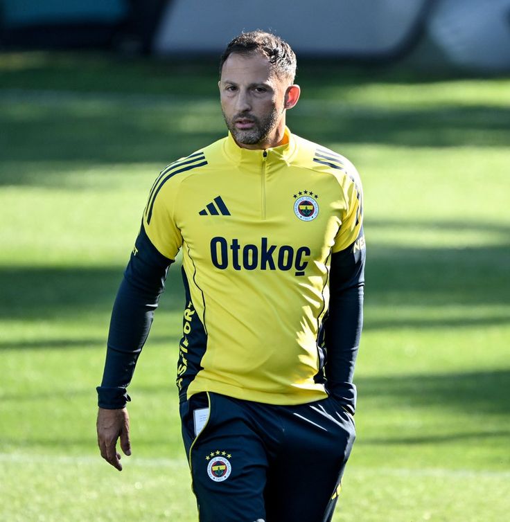 Yıldızların beni parlatma şansı olsa bile, yine de seninle yağmurun altında oturmayı seçeceğim Domenico Tedesco... Başaracağız. Fenerbahçe'yi bu köhneleşmiş zihniyetten, şahısçı düzenden kurtaracağız. Ne mutlu Fenerbahçeliyim Diyene! Ne mutlu şahısçıyım diyene değil!