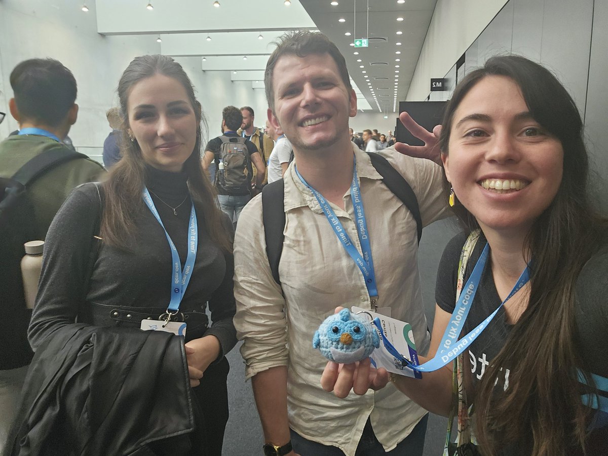 3ettilina's tweet image. First day at @FlutterconWorld was pure energy, networking and love for @FlutterDev 💙✨
I was one of the firsts giving talk and I really enjoyed it (hope u too)! Happy many people joined and approached me afterwards ☺️
More to come in the following days 🚀
.
.
.
#flutter #dart