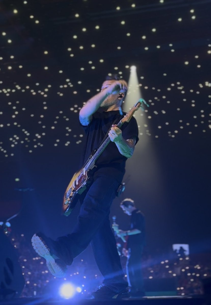 « et merde un an de plus encore.. »
joyeux anniversaire <a href="/oLidESaT_/">oLi dE SaT</a> 🤴