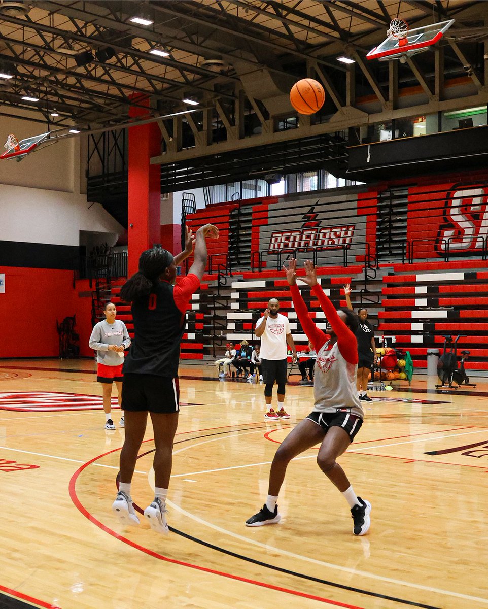 RedFlashWBB's tweet image. A look back at day 1 in DeGol 📸

#FlashMentality🔴⚡️🏀
•
•
•
•
#SFUwbb #GoRedFlash