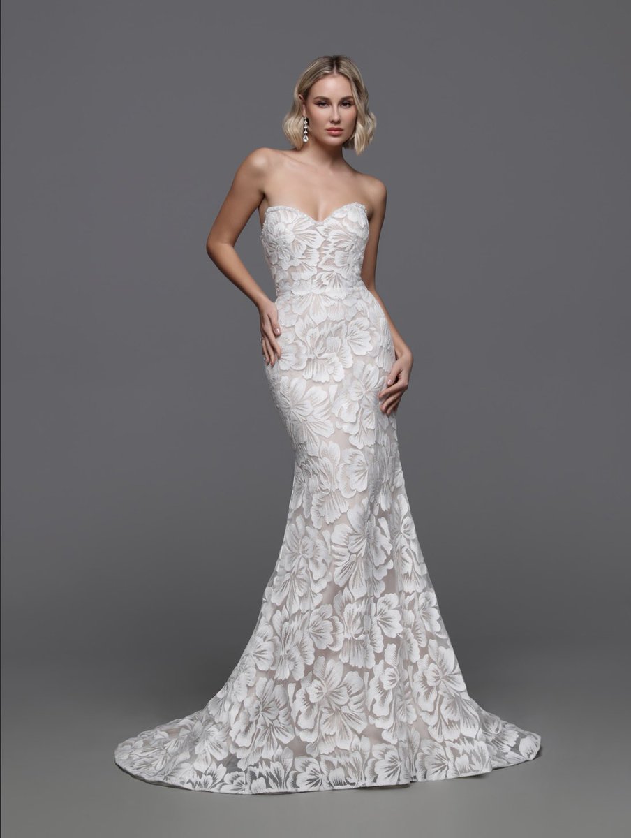 davincibridal's tweet photo. 🤍 Modern elegance meets timeless romance 🤍 This strapless fit-and-flare gown is adorned with bold floral lace from top to train, creating a striking yet feminine look. this dress is designed for the bride who wants to feel confident and unforgettable on her big day. 🌸✨ https://t.co/FaB1RpsBwH