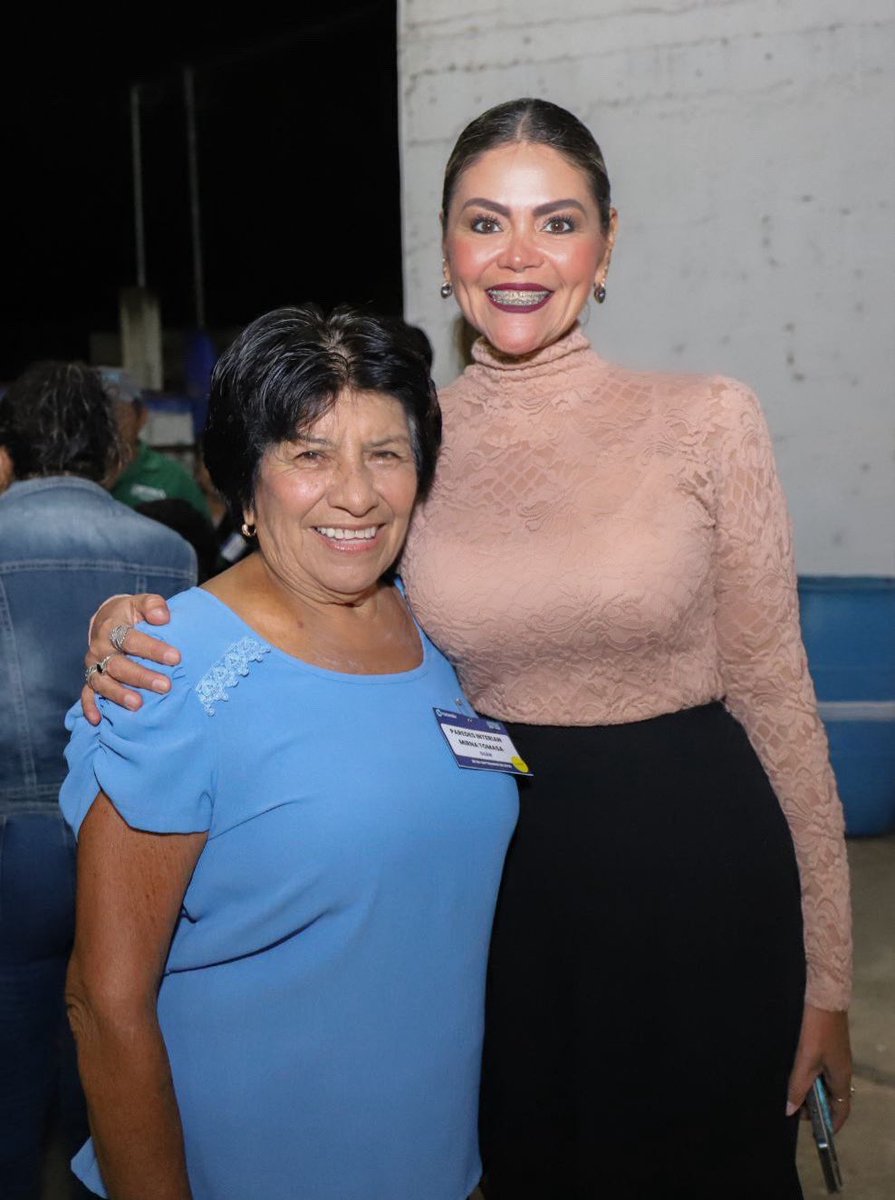 KathiaBolio's tweet photo. El #FinDeSemana con la familia de #DZAN, última noche de asambleas municipales, volví a abrazar a quienes hicieron valer el corredor azul del sur del estado por muchos años, ex alcaldes y ex diputados que lucharon cuando en Yucatán era de valientes ser panistas.

#AcciónNacional https://t.co/KXmHgyKcQW