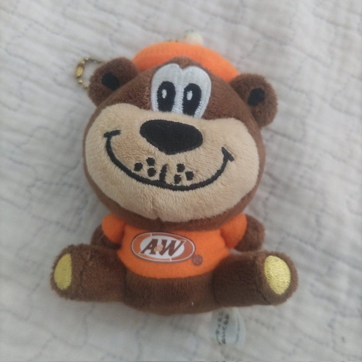 【手放し226個目】
お土産でもらったマスコット
沖縄限定のA＆Wのクマサン🐻
しばらく娘さんが保育園の鞄に付けていたけど、新しい物と交換したので、こちらは手放します！
メルカリで譲り先が決まりました🙋
引き続き使ってもらえることに感謝です😊
#1日1捨　#メルカリ　#エーアンドダブリュー