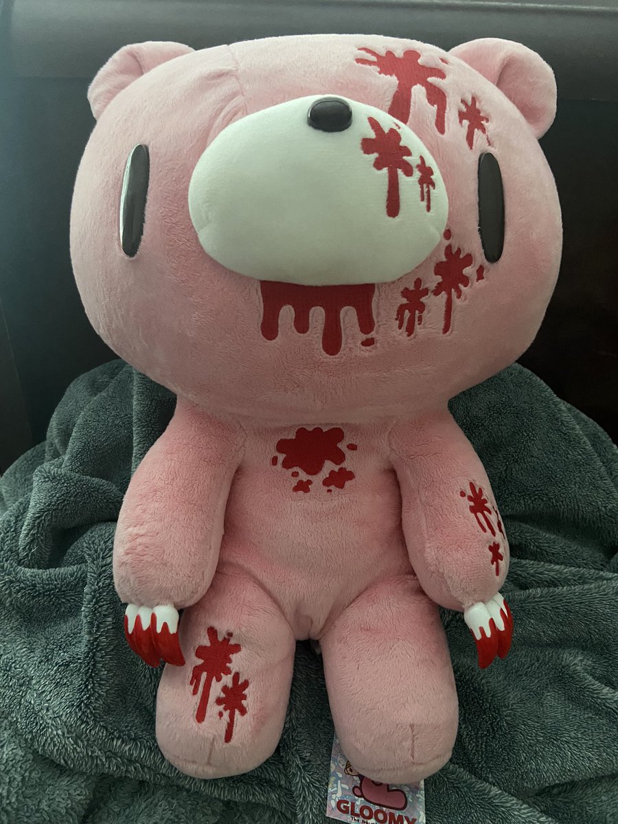 I’m trying to decide where to put my huge af gloomy bear 💕