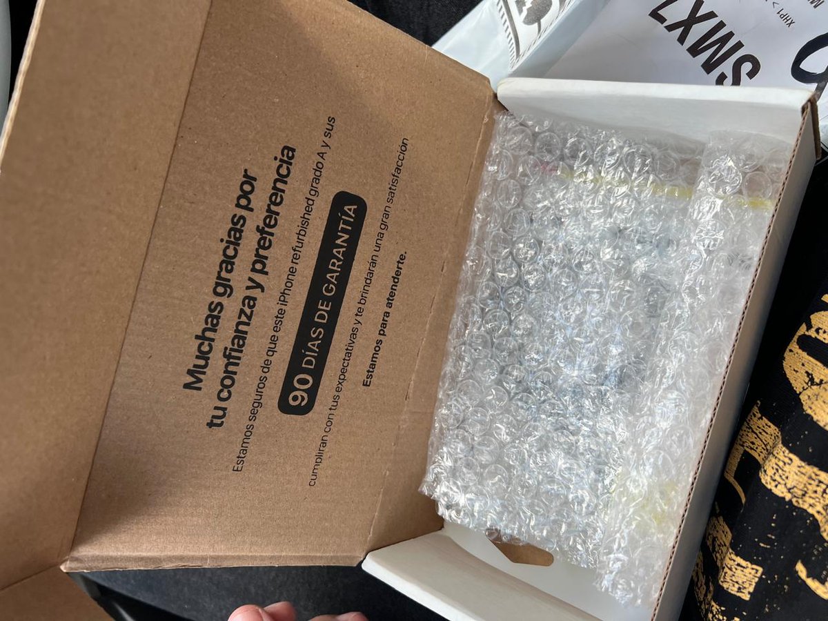 Vanhellmet's tweet photo. Un cable en 17mil pesos. 
@Mercadolibre no se quiere hacer responsable de un iPhone 16 pro que compre. Llego vacio de @CelmiOficial   Una atención al cliente tan CERRADA que es imposible encontrar una solución. @Profeco https://t.co/7Rg3uktfhk