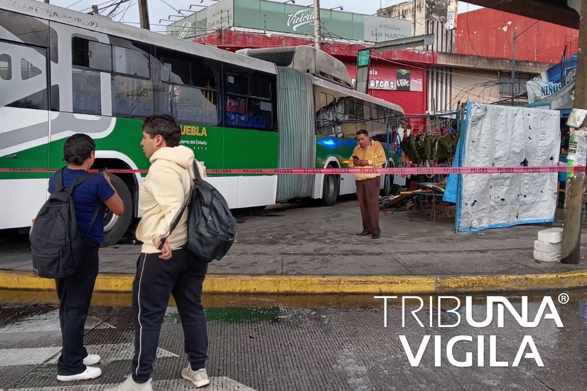 #AlertaVial🚨|| Unidad de <a href="/RUTA_Puebla/">RUTA Puebla</a> pierde el control y se estrella contra puestos ambulantes en el 
bajo puente del Distribuidor Vial de la CAPU; servicios de emergencia 🆘 laboran en el sitio. #Puebla #LaVozDeLosPoblanos Vía: <a href="/Rafamurimer/">Rafa Murillo</a>