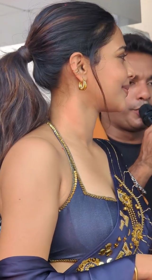 call_me_cena's tweet photo. #AishwaryaLekshmi 

Aishu Mallu Breed 🥵 https://t.co/FravGgqMWu