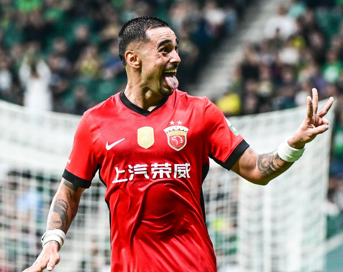 CSLBrasil's tweet image. O atacante Leonardo venceu o prêmio de melhor jogador da rodada após marcar três vezes contra o Beijing Guoan