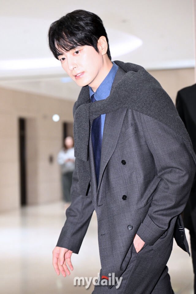 몸은 출근했는데 정신은 집에 있는거 같음