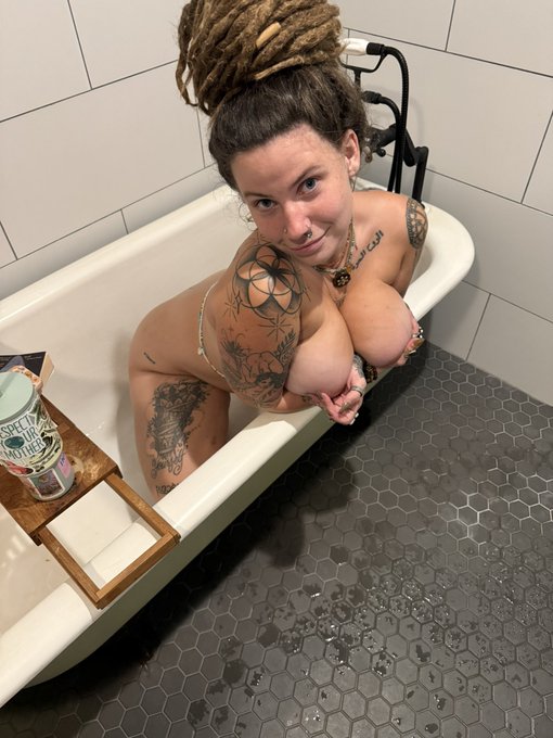 you see me in the bathtub like this&hellip; what happens next?! 🤭💦 https://t.co/4pK808fwGE