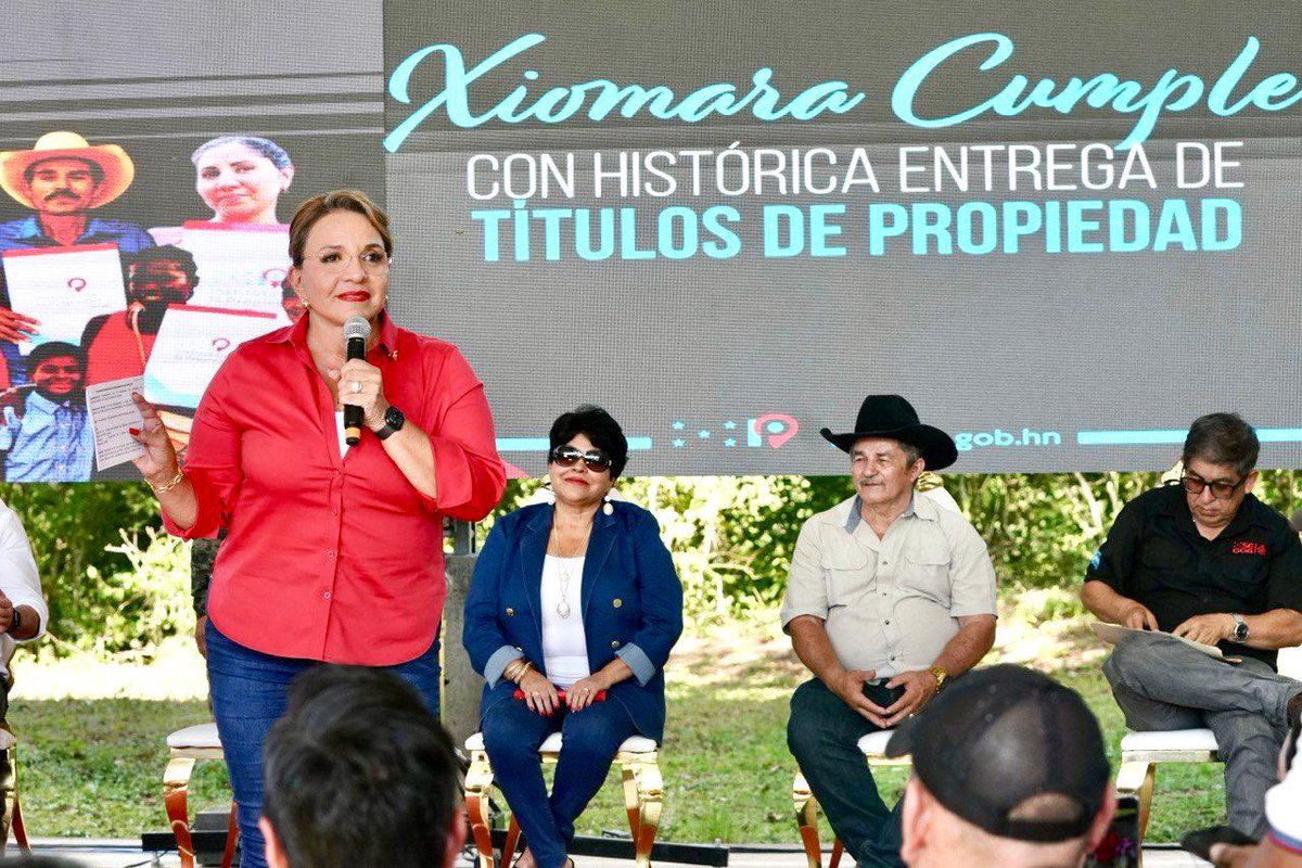 GobXiomaraHN's tweet photo. “Yo no estoy aquí ofreciéndoles un futuro, yo estoy aquí demostrando que, en tres años y medio, hemos sido capaces de comenzar a reconstruir este país y a refundar Honduras”. 

- Xiomara Castro, Presidenta Constitucional de la República.